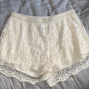 🧚🏼‍♀️off white floral lace shorts